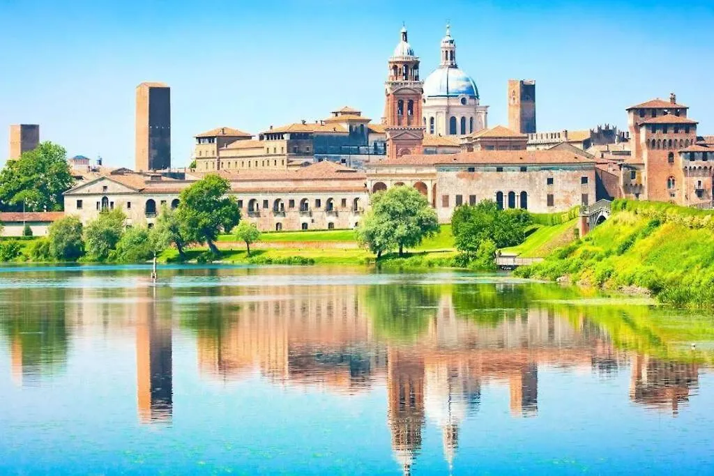 In Centro - Apt. Elegante Nel Cuore Di Mantova 0*,  Italy